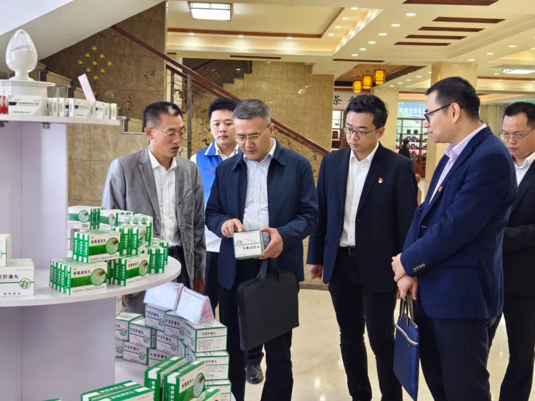  中國人民銀行梧州市分行副行長覃標(biāo)慶一行到集團調(diào)研 