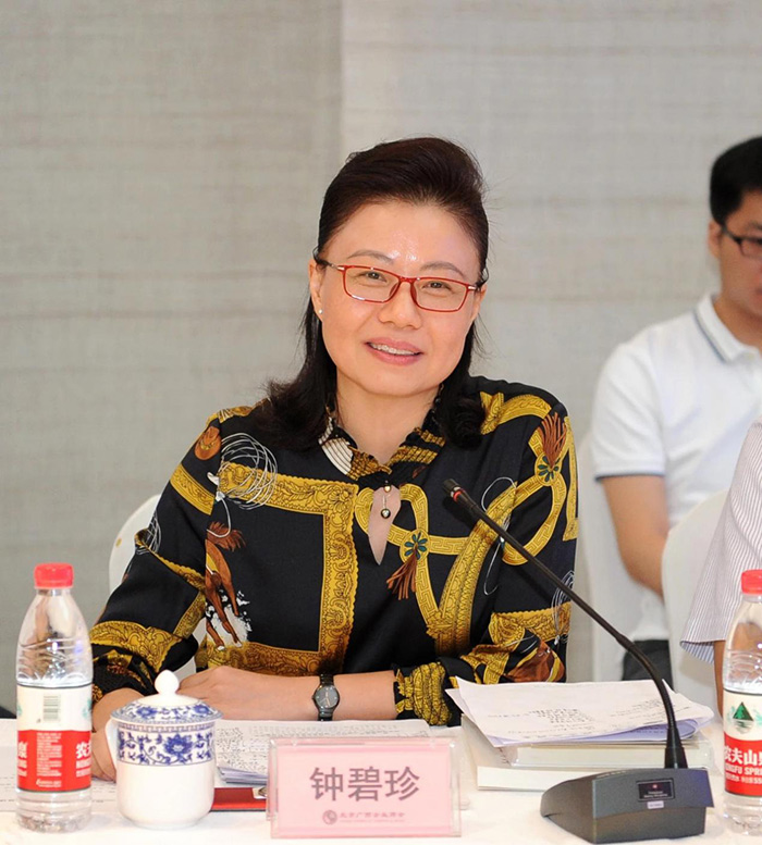 梧州市委常委、統(tǒng)戰(zhàn)部部長(zhǎng)鐘碧珍發(fā)言